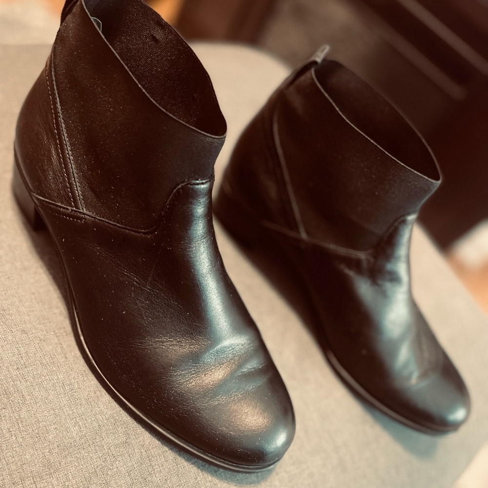 Munro Black Leather Ankle Booties